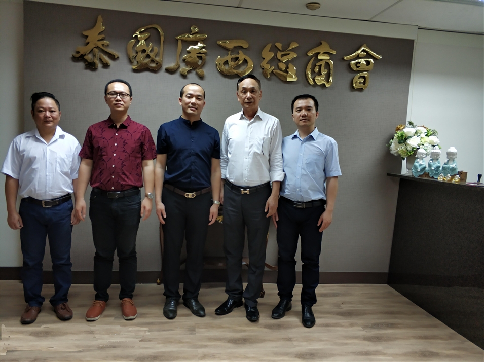 從左往右依次為國(guó)際部合伙人林健偉先生（左一），國(guó)際部總監(jiān)吳琪先生（左二），執(zhí)行董事粟宥朝先生（左三），商會(huì)主席李宇明（右二），國(guó)際部合伙人黃文超先生（右一）