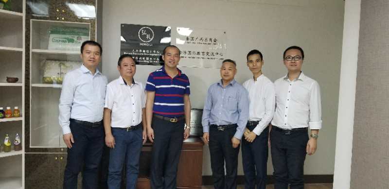 國際部合伙人黃文超（左一），林健偉（左二）國際部總監(jiān)吳琪（右一）執(zhí)行董事粟宥朝（左三），泰國廣西總商會副主席劉漢政（右二），泰國華人青年商會會長助理黃志乾(右三)