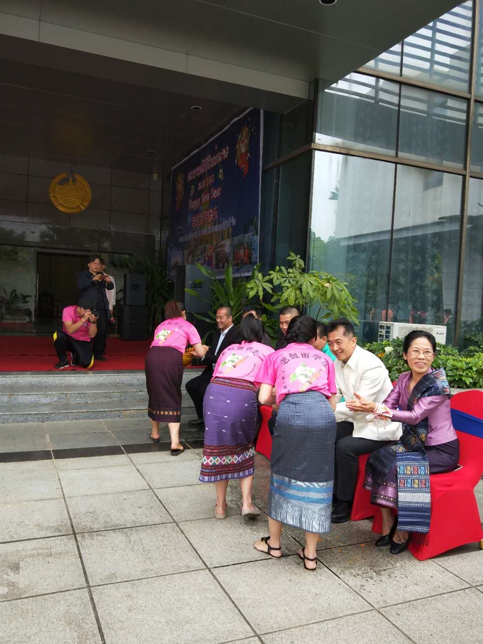 老撾駐廣西留學(xué)生代表將浸有花瓣的香水灑客人的手上，表示對嘉賓的美好祝福（圖二）