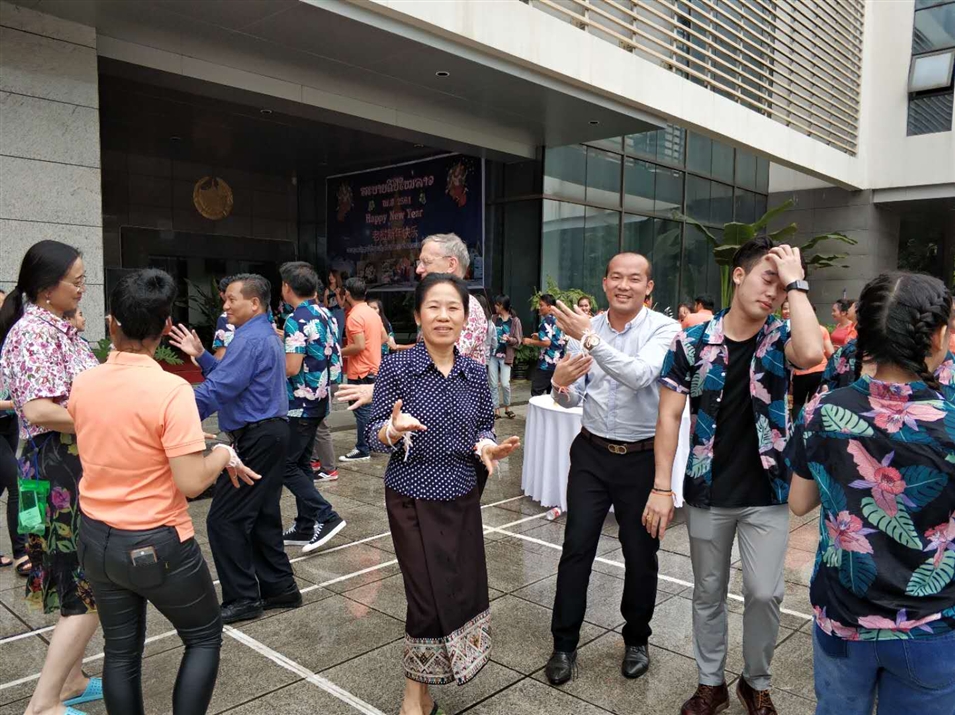老撾駐南寧總領(lǐng)事萬?！ぞS麗雅彭女士與廣西金沛教育執(zhí)行董事粟宥朝先生一起在總領(lǐng)事館廣場載歌載舞