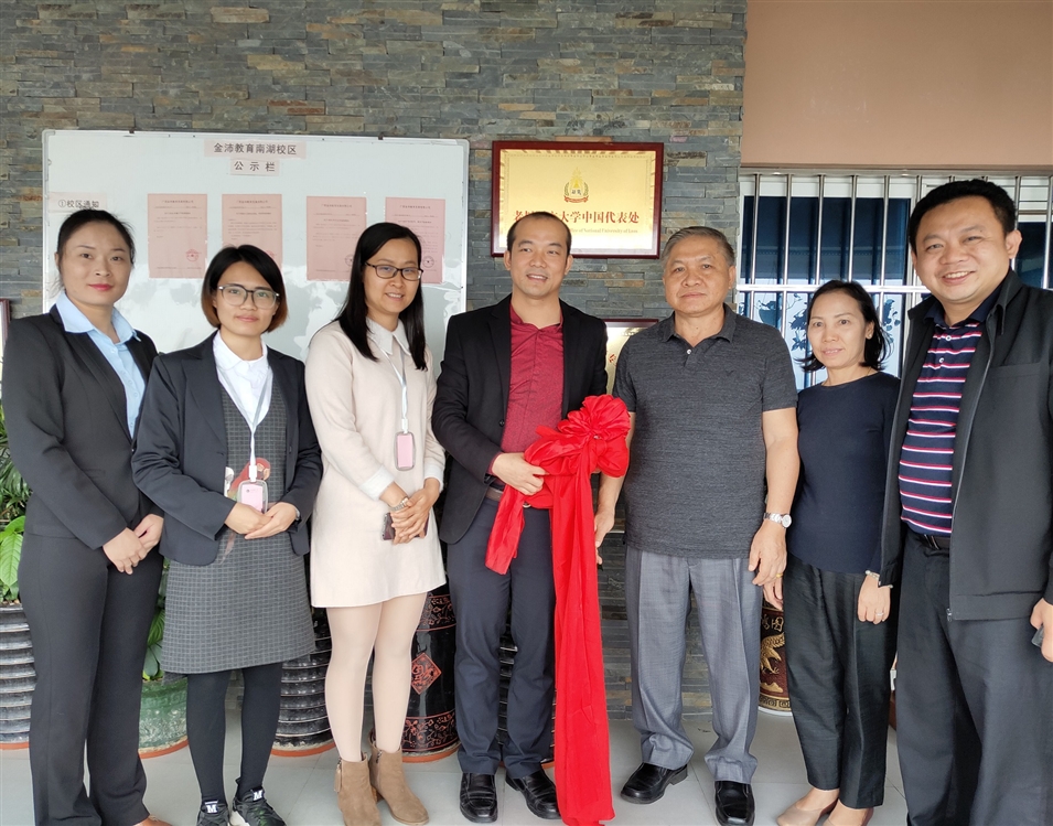 老撾國立大學(xué)校長宋西·諾潘賽（右三）、孔子學(xué)院老方院長陽梅蘭（右二）、老方副院長李建民（右一）與老撾國立大學(xué)中國代表處代表合影