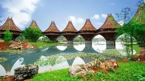 圖為中國(guó)-東盟友誼館。該建筑以廣西的風(fēng)雨橋?yàn)樵?，寓意“手拉手，心連心”。表達(dá)中國(guó)與東盟十國(guó)睦鄰友好、合作共贏(yíng)之意。