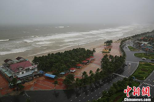 資料圖：2017年11月5日，越南峴港某處海灘風(fēng)雨交加。