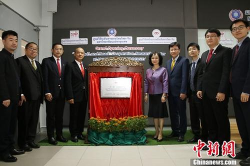 12月18日，由泰國國家研究院泰中戰(zhàn)略研究中心與中國人民大學(xué)國家發(fā)展與戰(zhàn)略研究院共建的泰中“一帶一路”合作研究中心在泰國曼谷正式揭牌成立。作為隸屬于泰國國家研究院的高端智庫，該中心未來將作為泰國“一帶一路”研究和推動泰中高端智庫合作的主要機(jī)構(gòu)。中新社記者 趙婧楠 攝