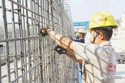 在中老鐵路萬(wàn)象制梁場(chǎng)，中老兩國(guó)技術(shù)人員正在進(jìn)行橋梁預(yù)制。本報(bào)記者 孫廣勇攝