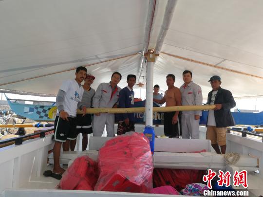 中國援助菲律賓PGN大橋工程可行性研究項目”（ThePanay-Guimaras-NegrosBridgeProject）海洋水深測量勘測人員，3月1日在吉馬拉斯海峽作業(yè)時，成功營救兩名菲律賓落水漁民。圖為兩位漁民及家屬對進(jìn)行營救的中國勘測人員合影表達(dá)感謝。 中交公路規(guī)劃設(shè)計院有限公司 攝