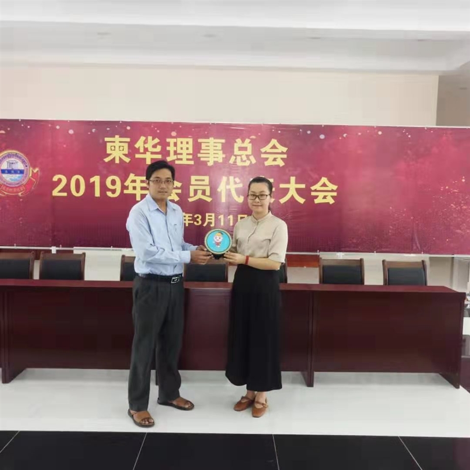 與柬華理事總會鐘耀輝秘書長合影，并交換了紀念品